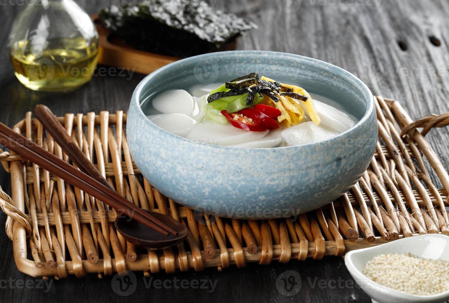 tteokguk o zuppa di torta di riso affettata, piatto tradizionale coreano consumato durante la celebrazione del capodanno coreano foto