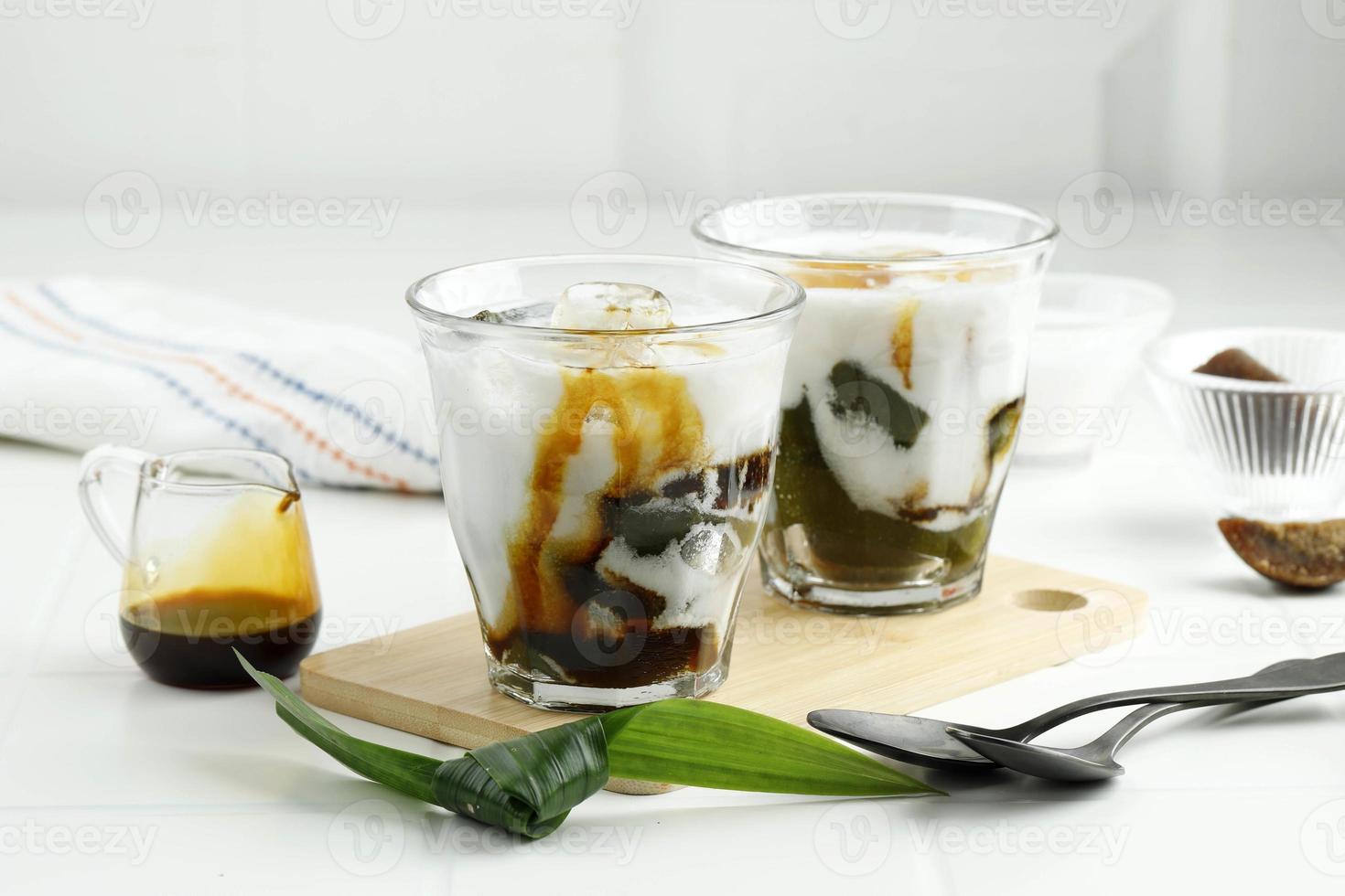 es daluma. bevanda fredda balinese a base di gelatina d'erba con latte di cocco e sciroppo di zucchero di palma. foto