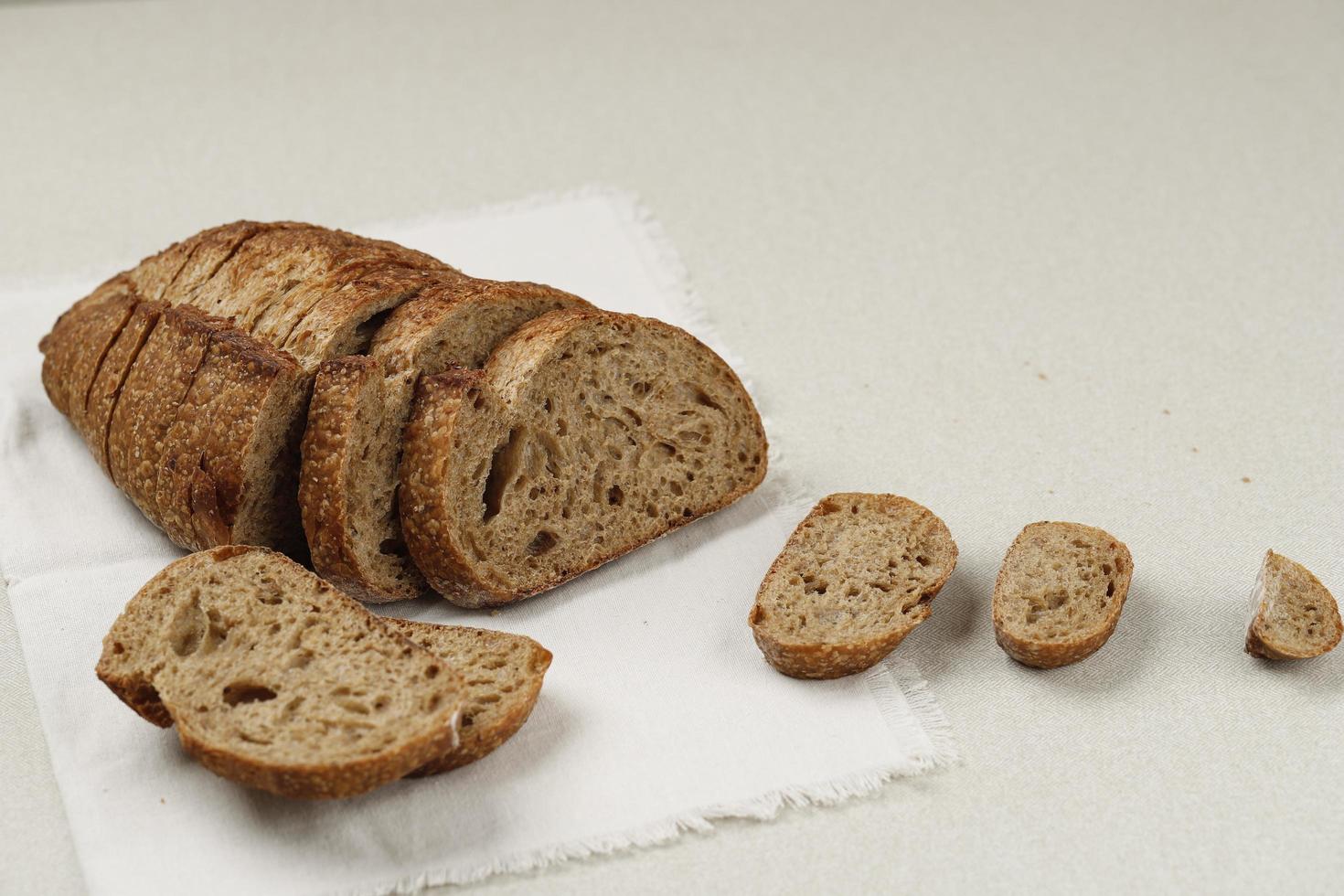 pane, tradizionale pane a lievitazione naturale tagliato a fette foto