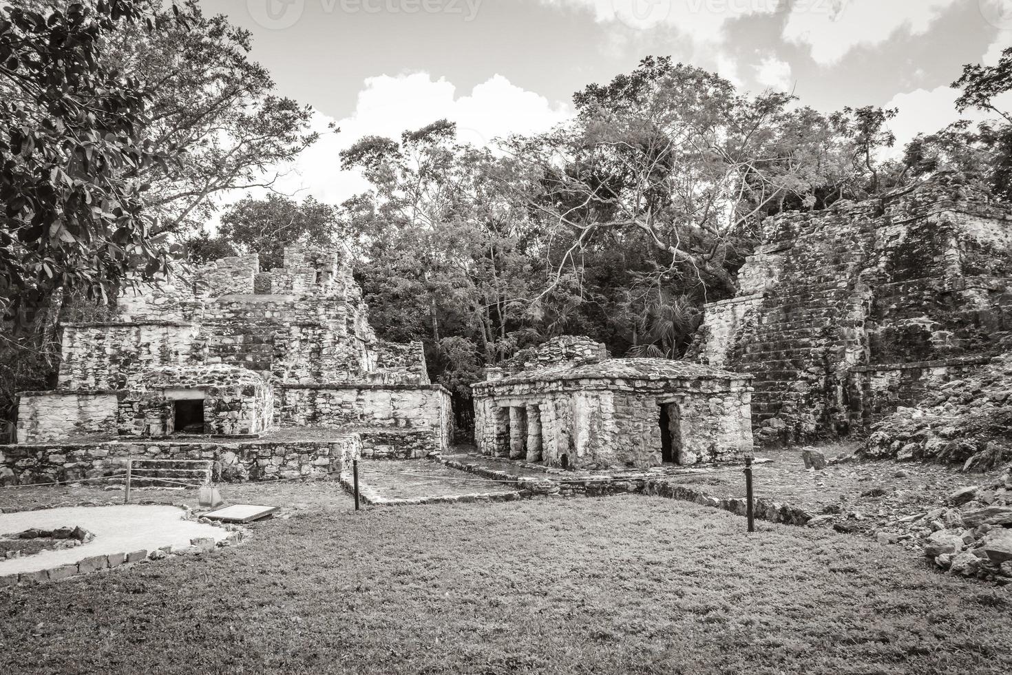 antico sito maya con rovine di templi piramidi manufatti muyil messico. foto