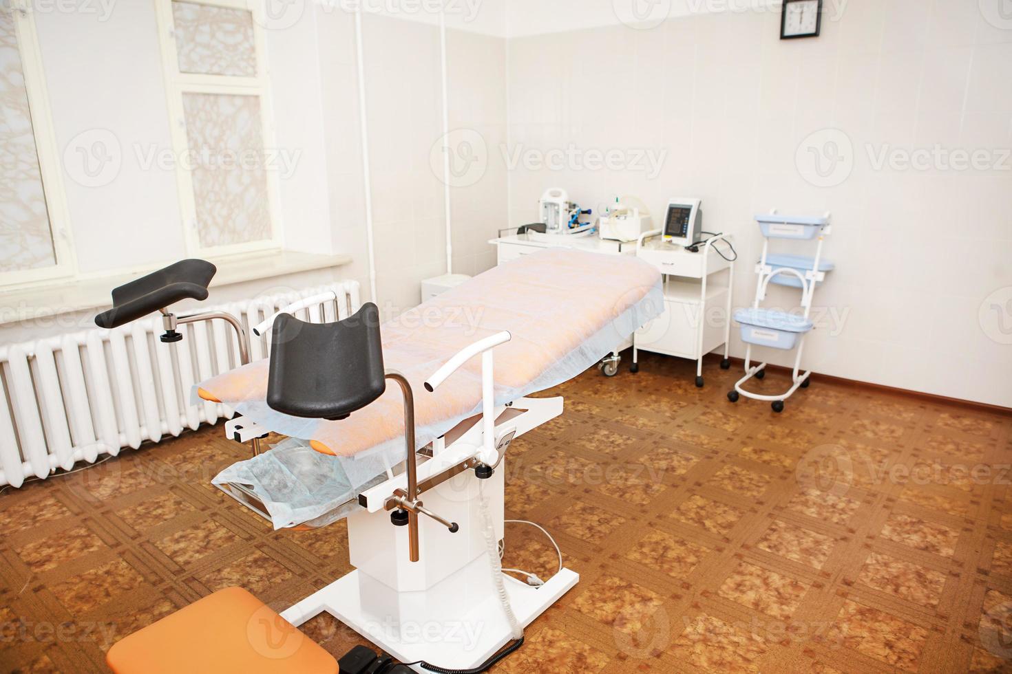 sedia ginecologica nella clinica per l'inseminazione artificiale e la riproduzione delle donne. lettino e attrezzature mediche per l'esame, interruzione della gravidanza, impianto di embrioni foto