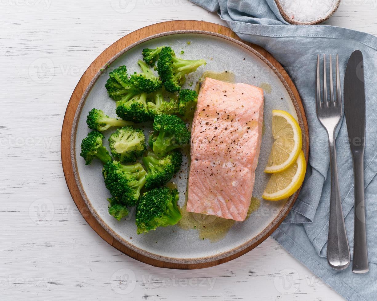 salmone al vapore e verdure, broccoli, dieta paleo, cheto, lshf o dash. cibo mediterraneo foto