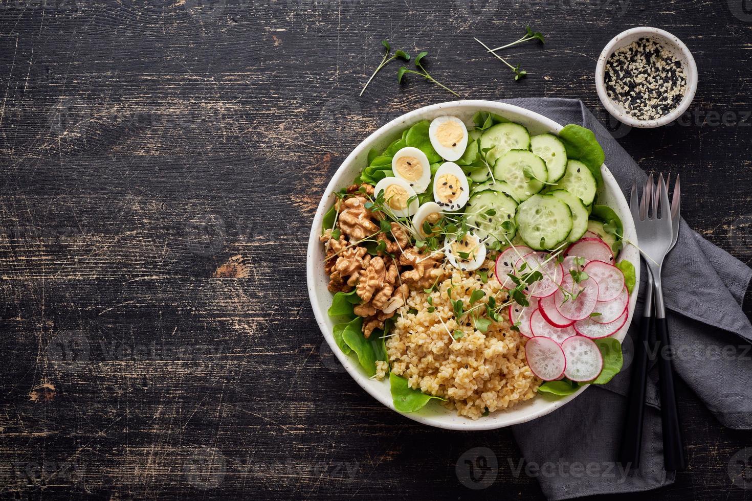 ciotola del buddha, cibo equilibrato, menu vegetariano, dieta dash. tavolo in legno scuro foto