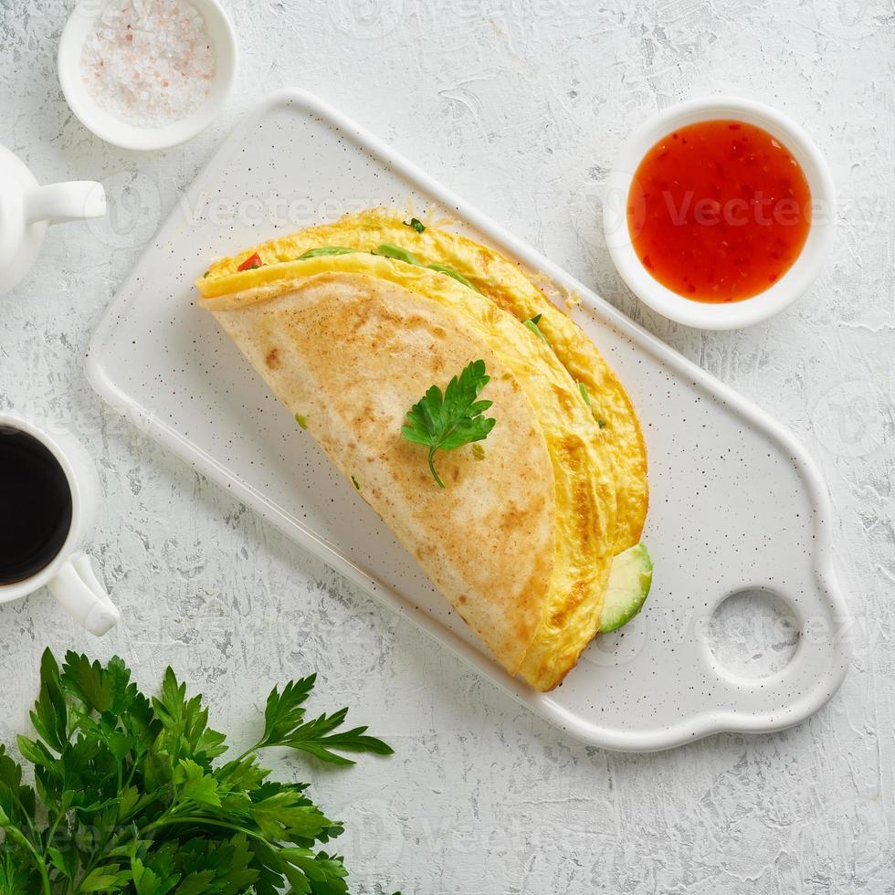 colazione alla moda con quesadilla e uova, cibo di tendenza con frittata, formaggio foto