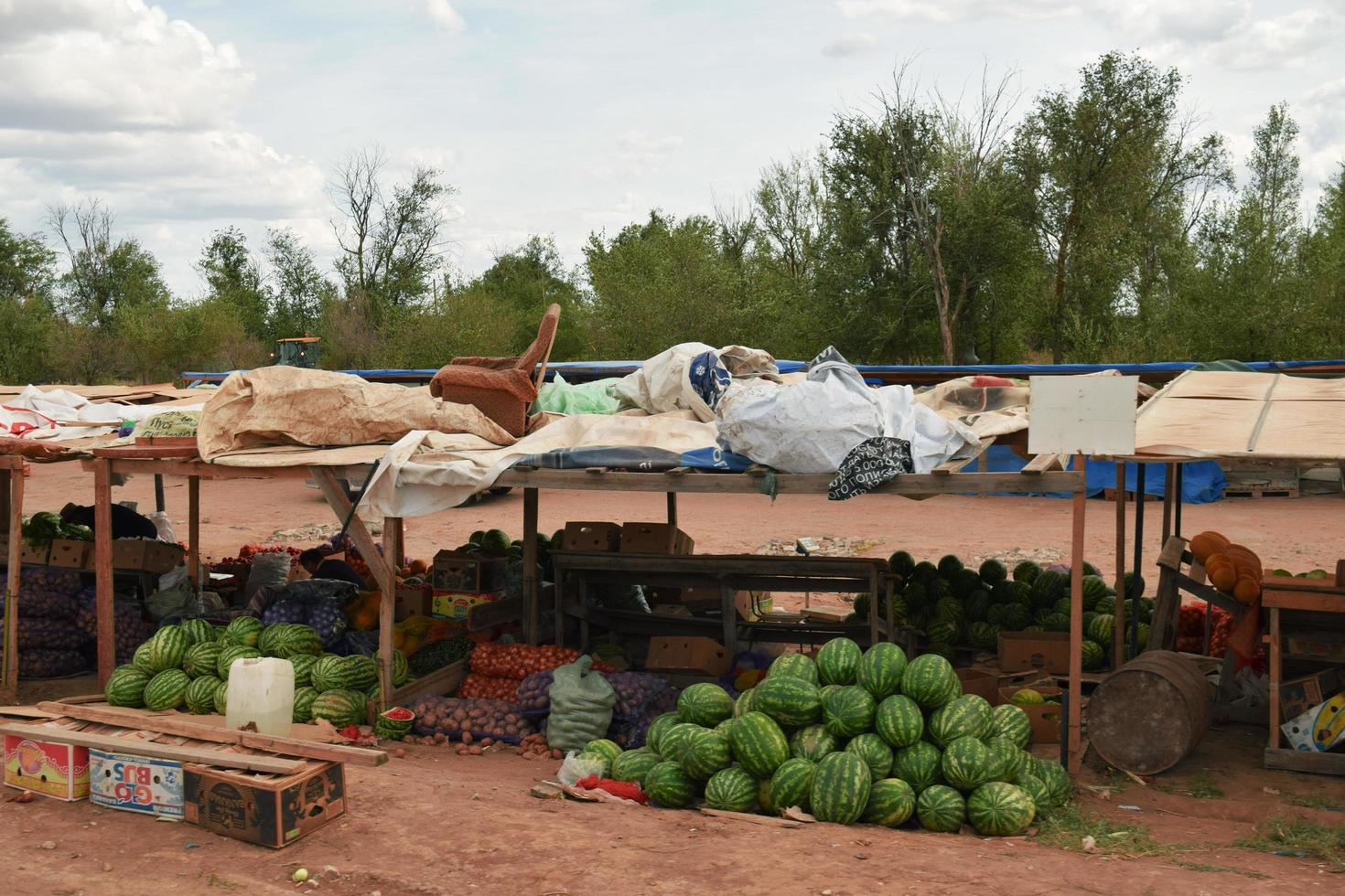 vendita di angurie e ortaggi vari al mercato rionale foto