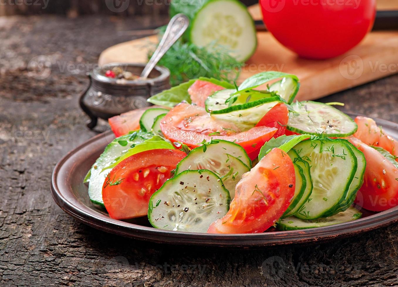 insalata di pomodori e cetrioli con pepe nero e basilico foto