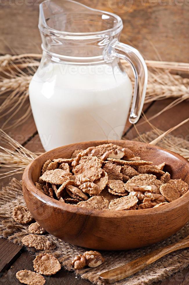 colazione sana - muesli integrale con una noce in una ciotola di legno foto