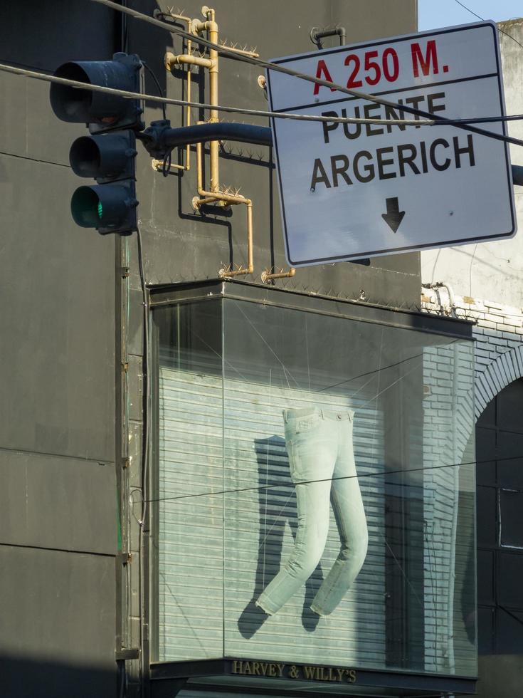 Buenos Aires, Argentina. 2019. pantaloni giganti in un negozio di tessuti foto