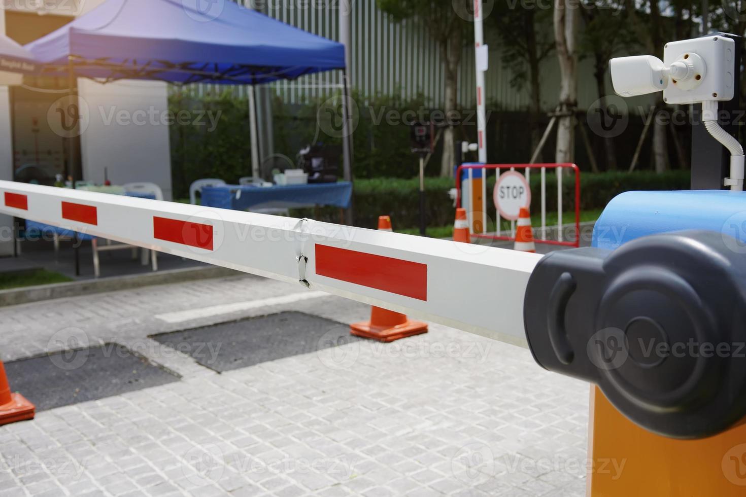 cancello automatico danneggiato nel parcheggio, sistema di sicurezza per l'edificio e barriera per veicoli di ingresso auto foto