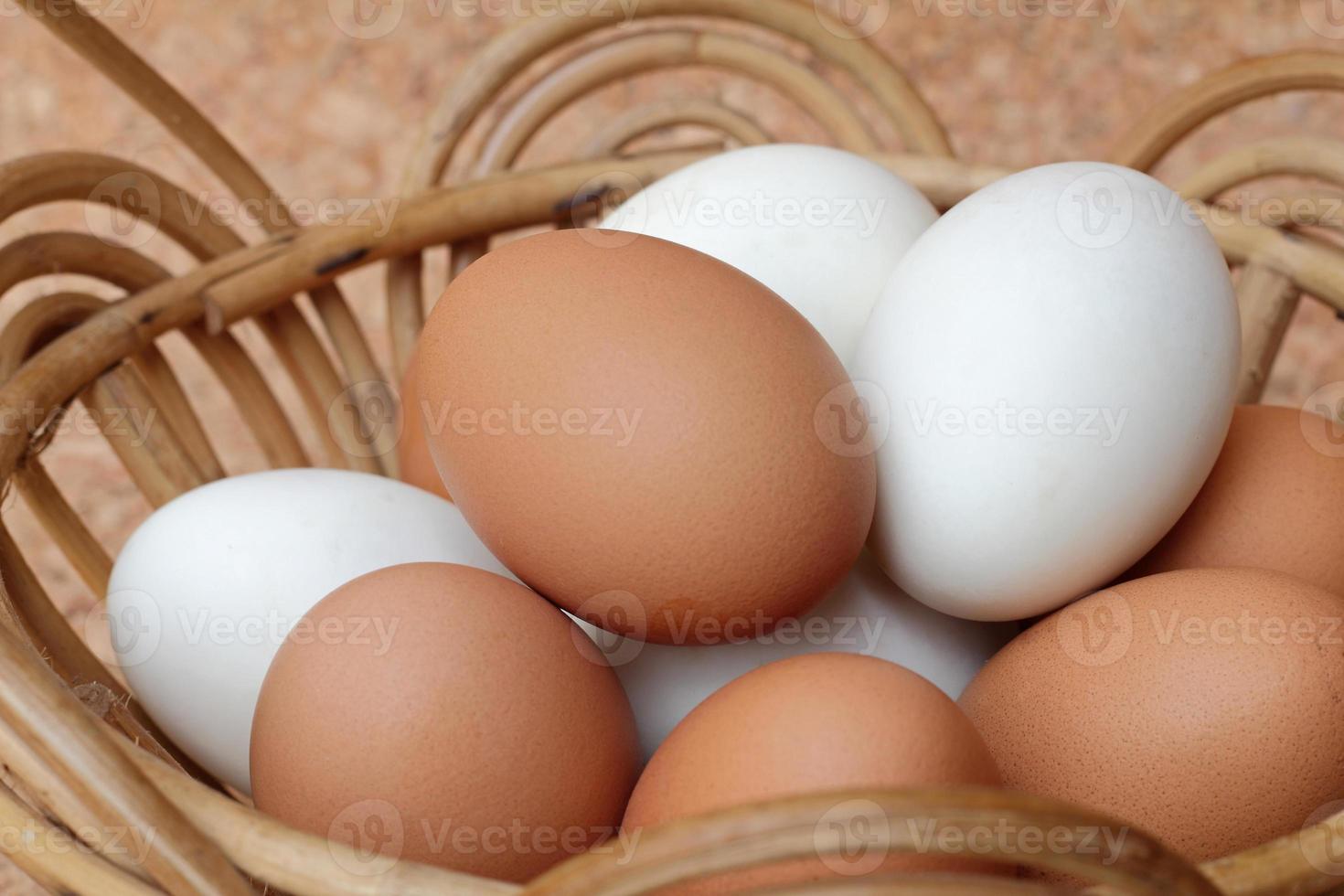 uova in un cestino foto