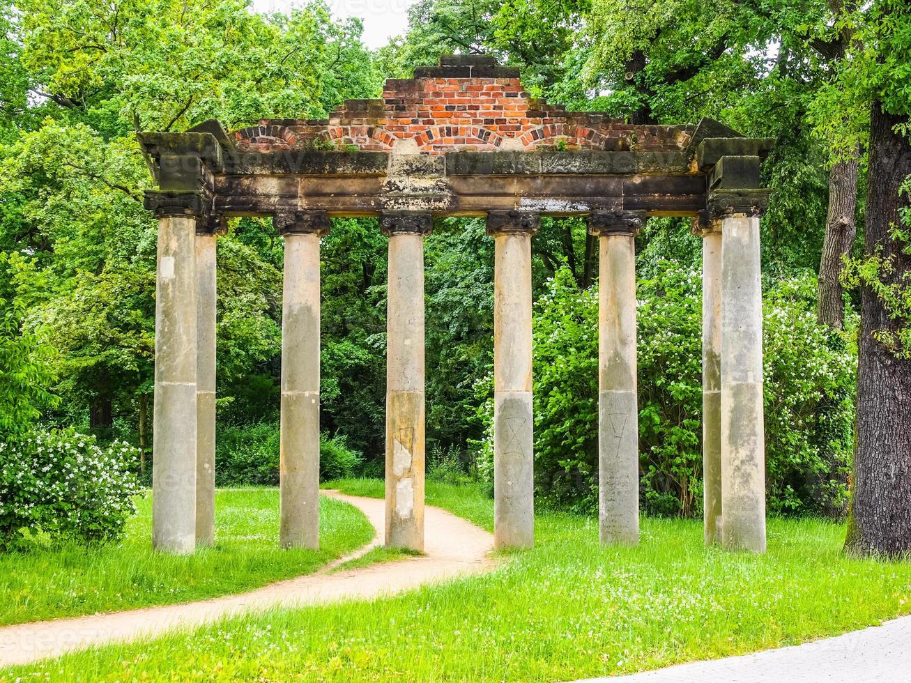 hdr sieben saeulen rovine a dessau in germania foto