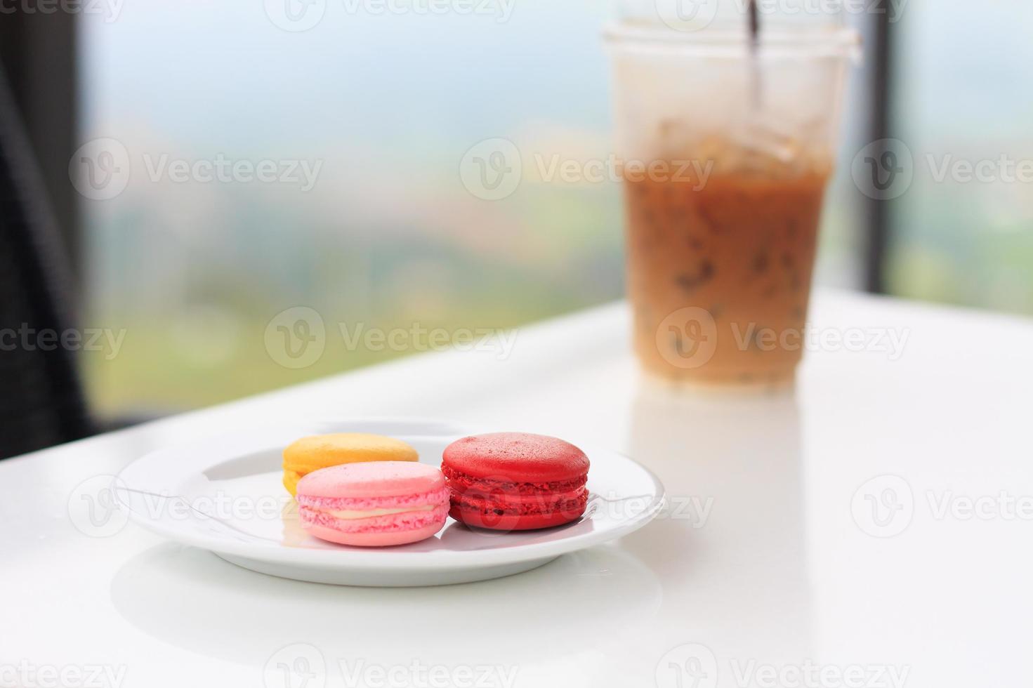 macarons francesi dolci e colorati sul tavolo bianco foto