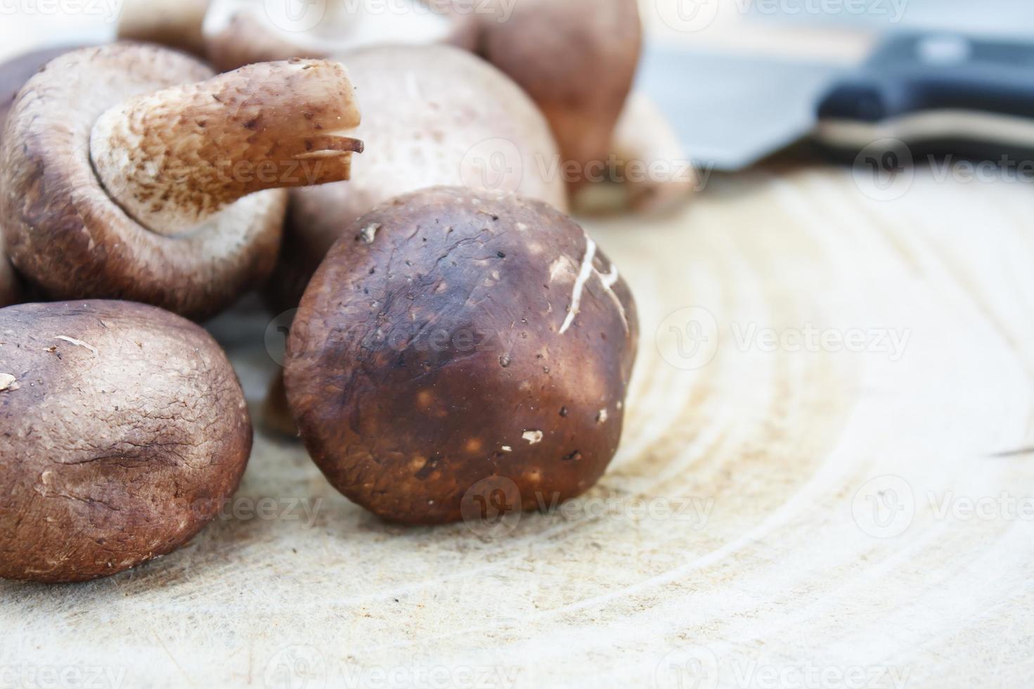 funghi shiitake su un tagliere di legno foto