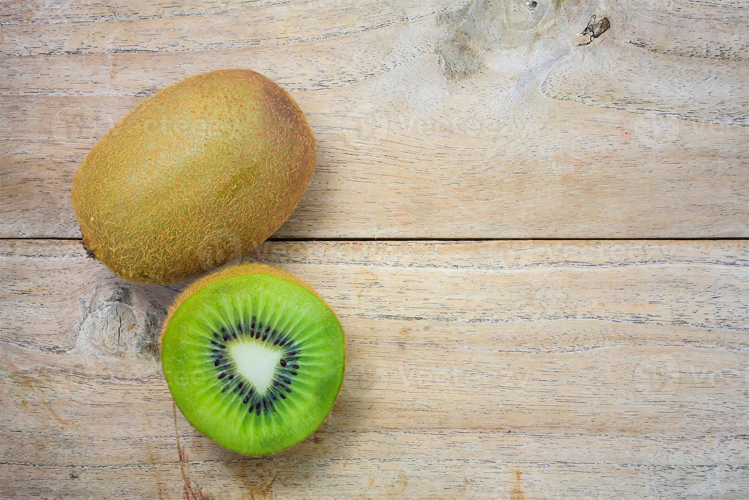 kiwi freschi sulla tavola di legno foto