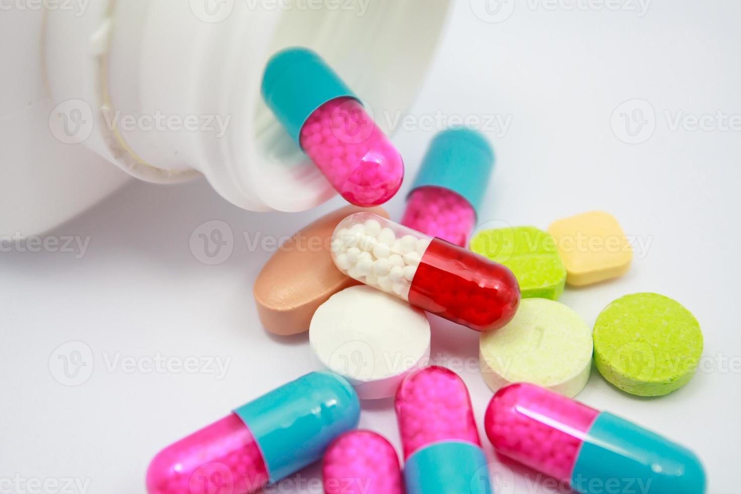 pillole colorate, compresse e capsule su sfondo bianco foto