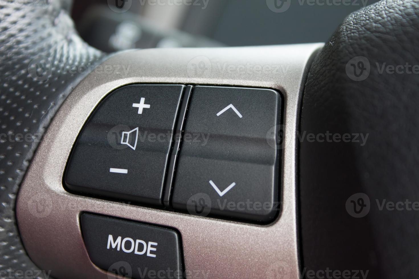 pulsanti di controllo audio sul volante di un'auto moderna foto