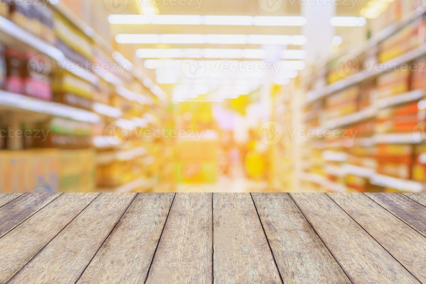 corridoio del supermercato con prodotto sugli scaffali foto