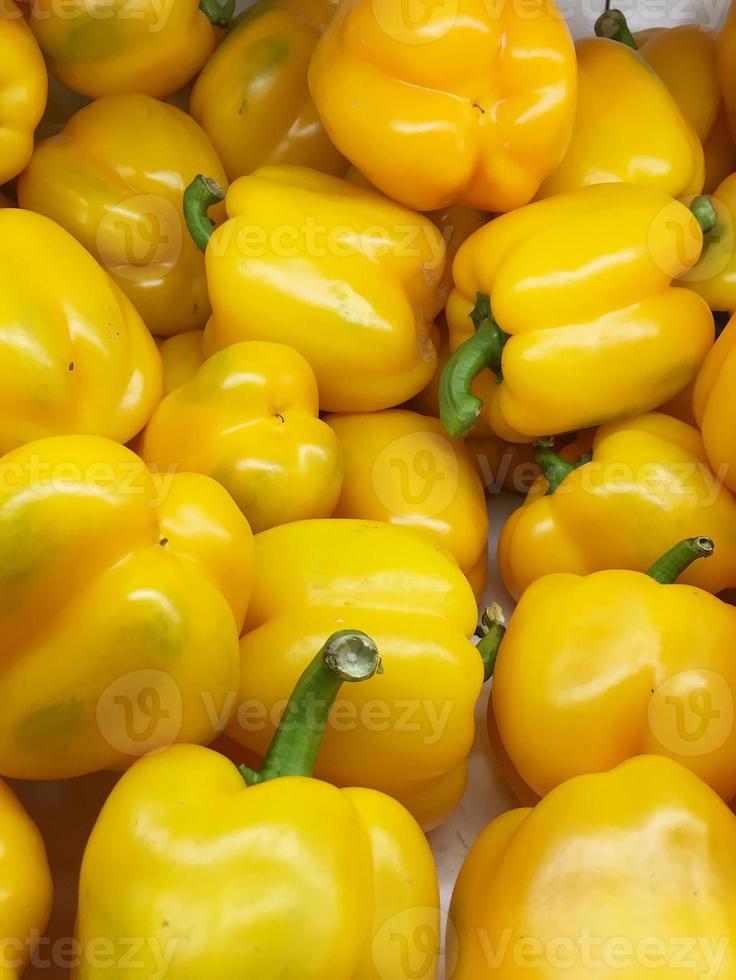 peperoni gialli organici nella piazza del mercato foto