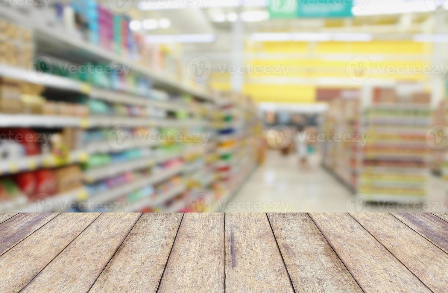 pavimento in legno e supermercato sfocano lo sfondo foto