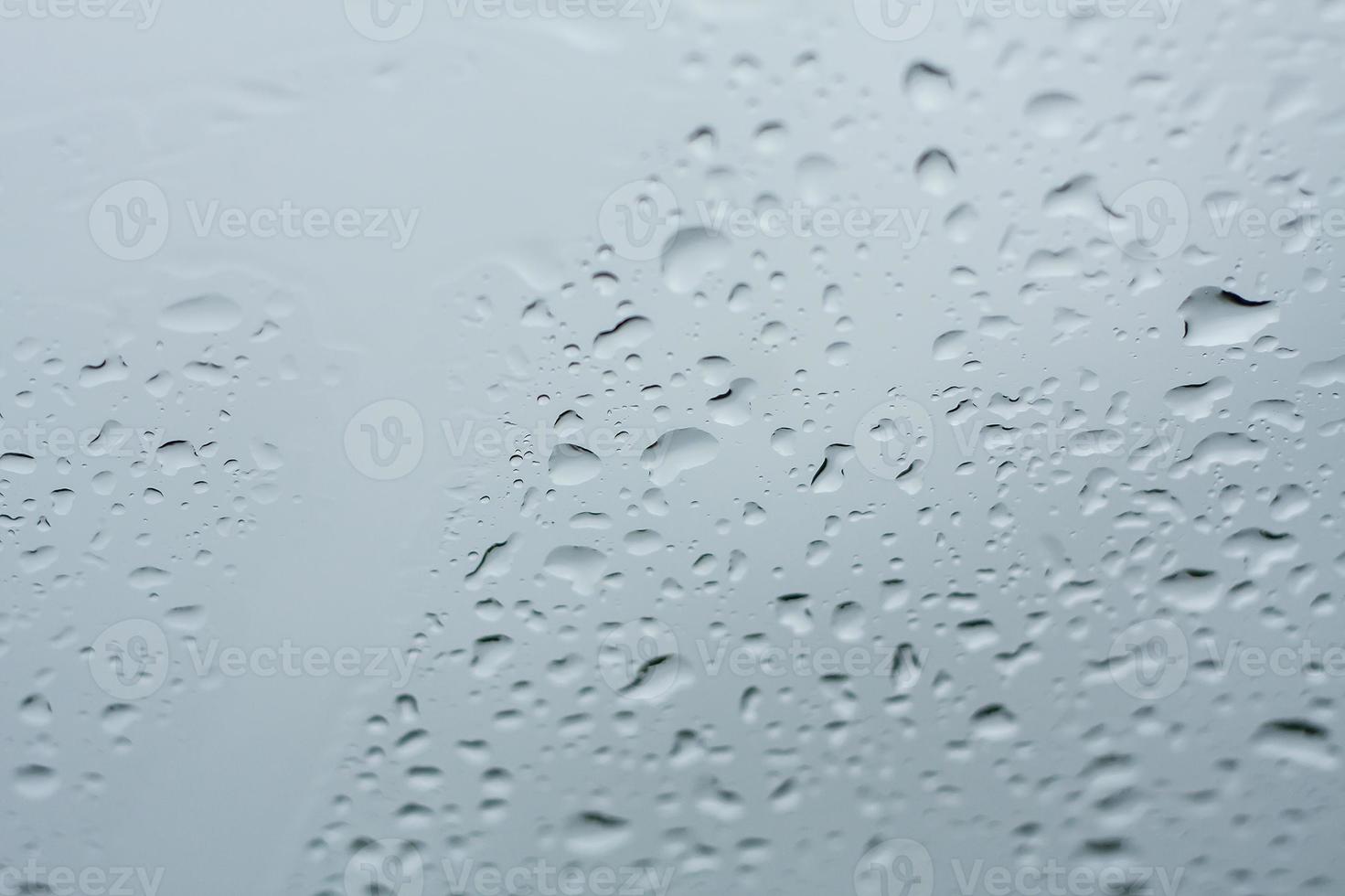 gocce d'acqua naturali su vetro foto