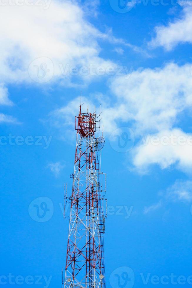 torre di telecomunicazioni e satellite su cielo blu foto