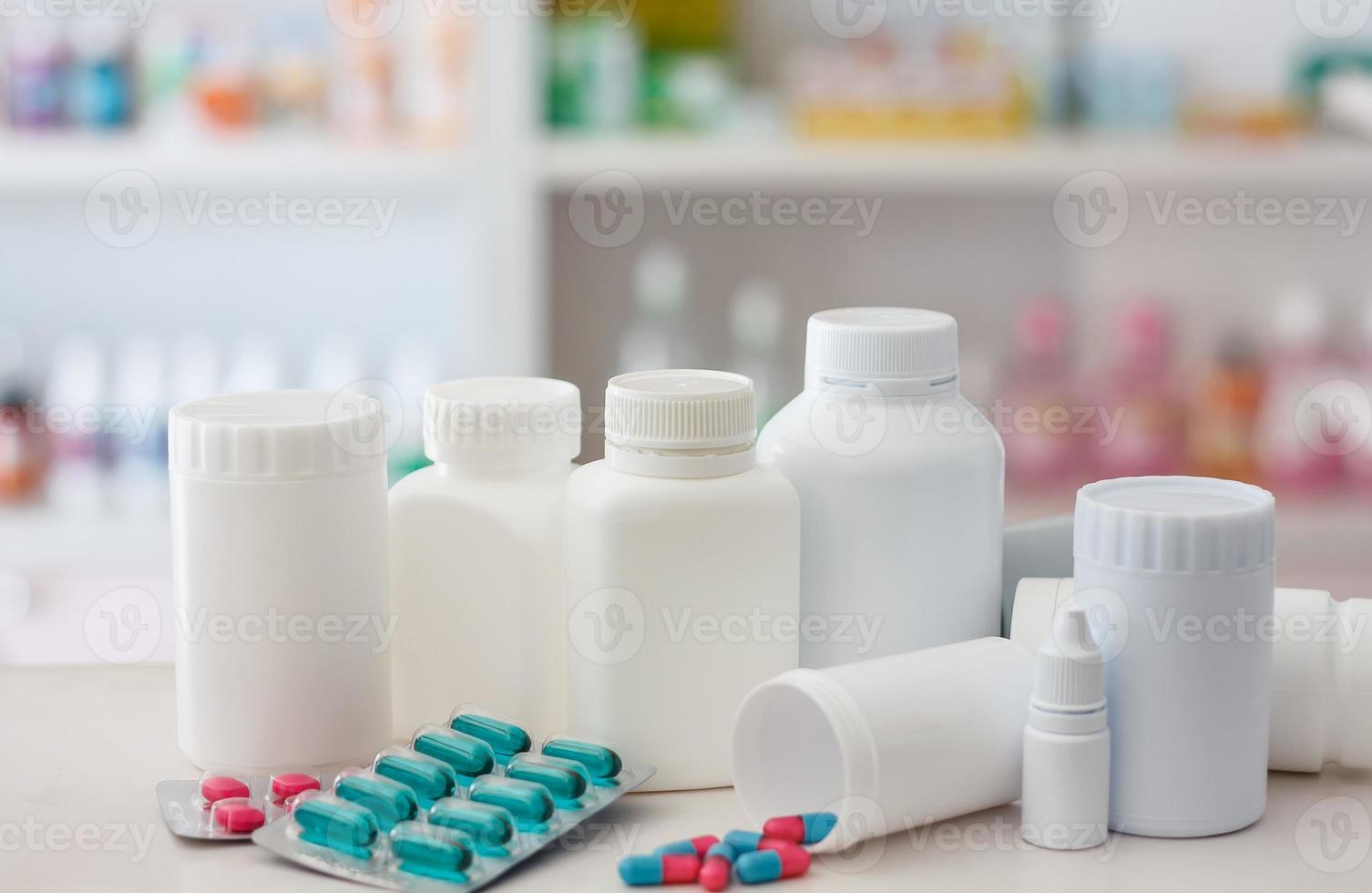 composizione di bottiglie di medicinali e pillole con sfondo di scaffali di negozi di farmacia foto