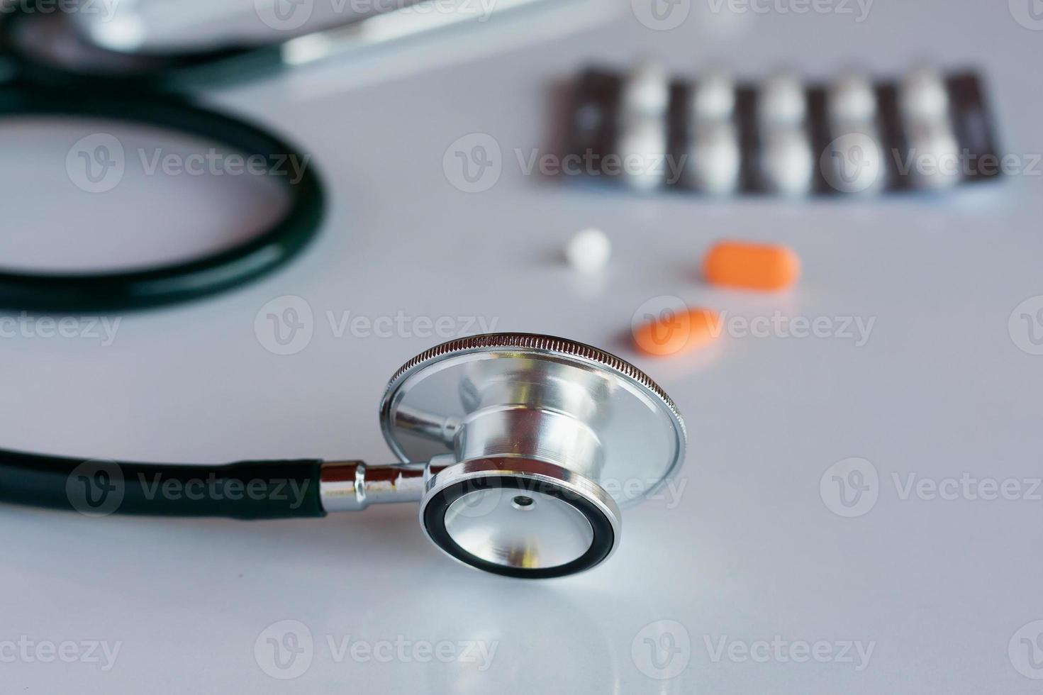 stetoscopio su sfondo bianco foto