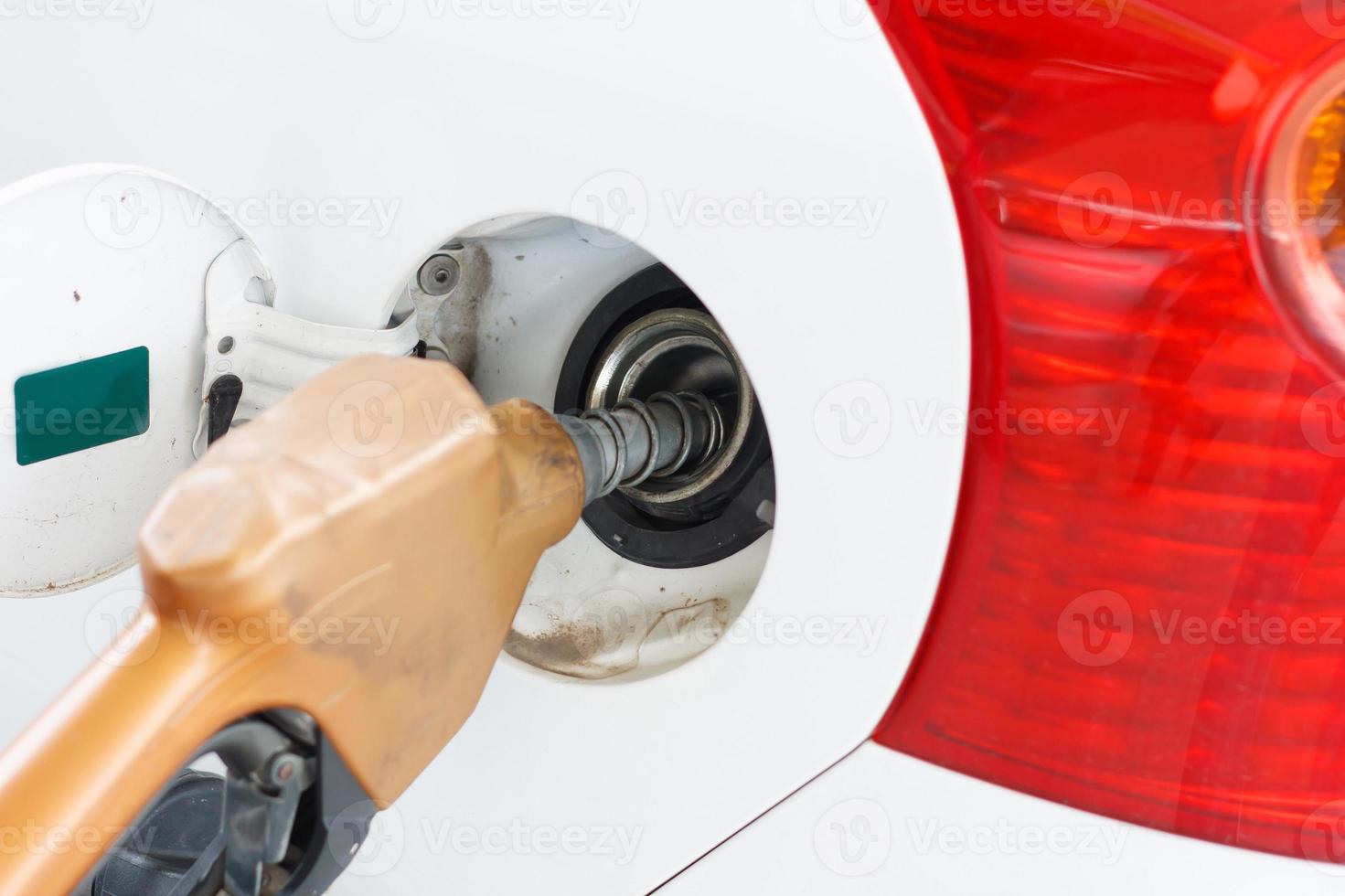 per riempire la macchina di carburante. fare il pieno di benzina in una stazione di servizio. pompa della stazione di servizio foto