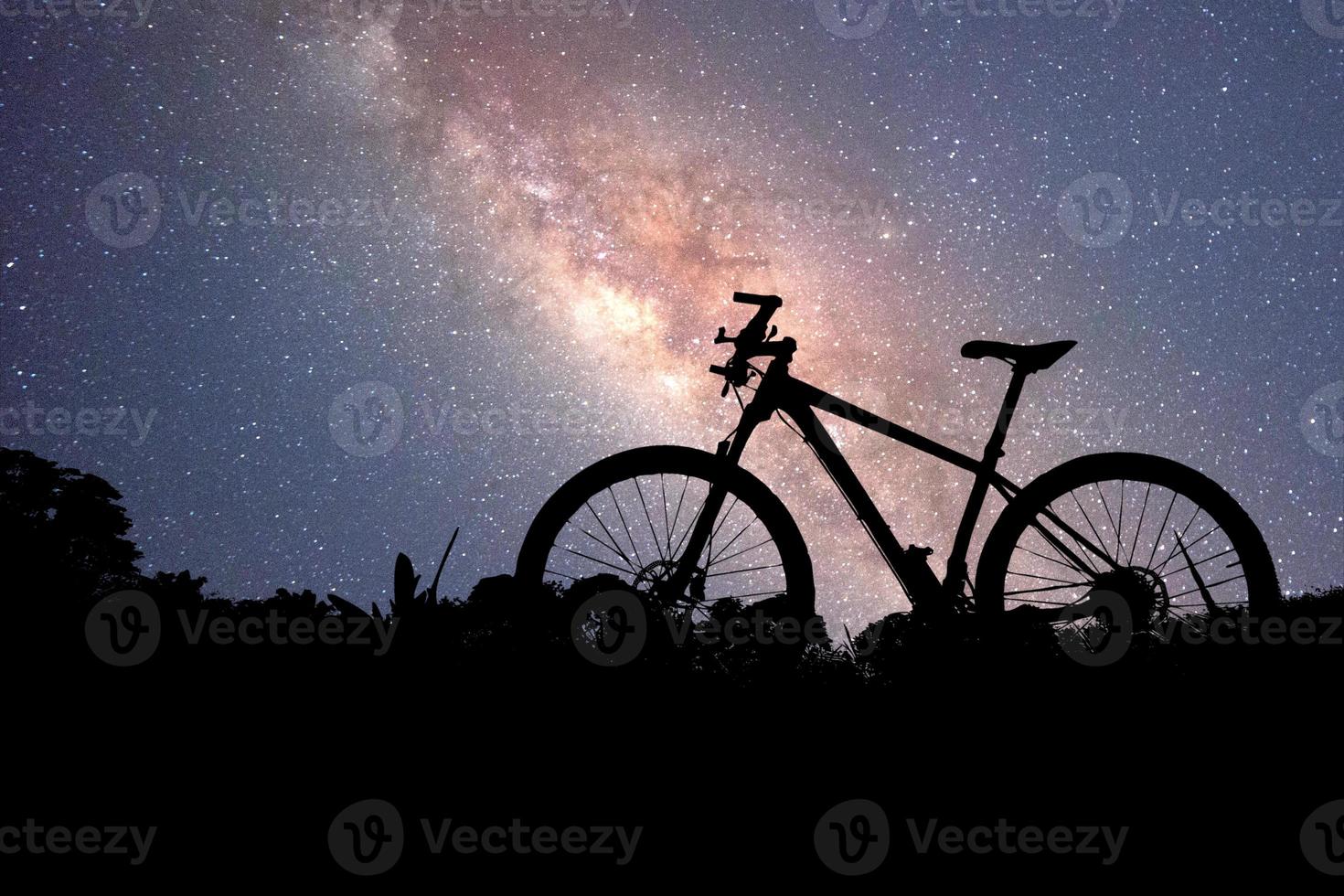 silhouette di mountain bike in una bellissima vista. concetto di ciclismo e avventura foto