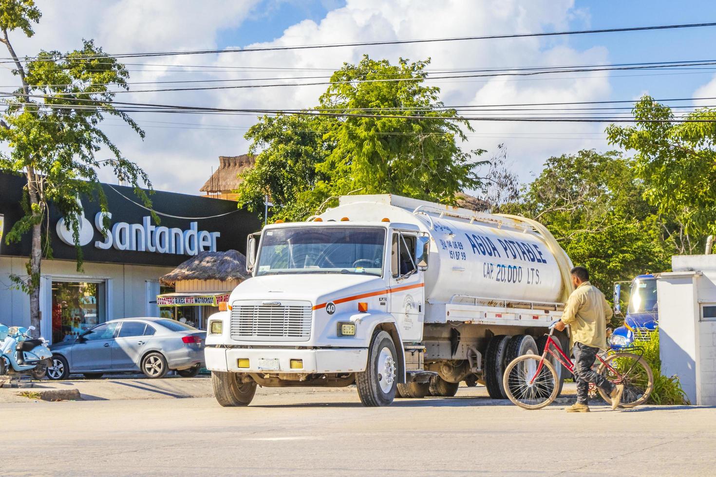 tulum quintana roo mexico 02. febbraio 2022 autocarri con cassone ribaltabile e altri veicoli industriali a tulum mexico. foto