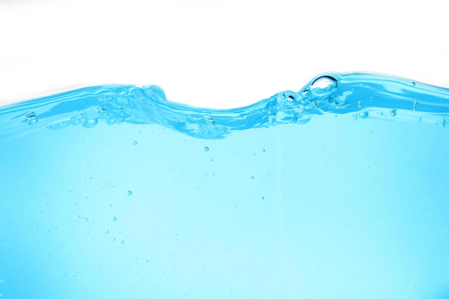 acqua superficiale blu e bolla d'aria isolata su sfondo bianco foto