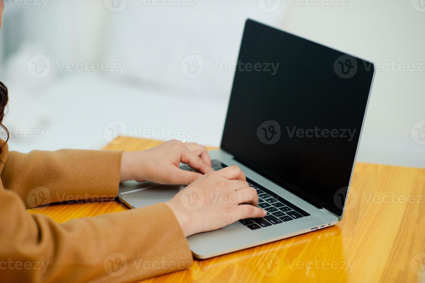 donna che usa un laptop, esegue ricerche sul Web, naviga nelle informazioni, ha un posto di lavoro a casa e fa affari online a casa. concetti di business online foto