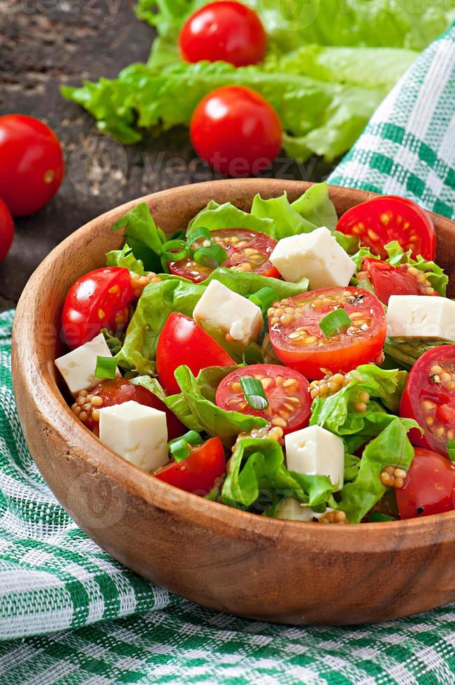 insalata di pomodori con lattuga, formaggio e senape e condimento all'aglio foto