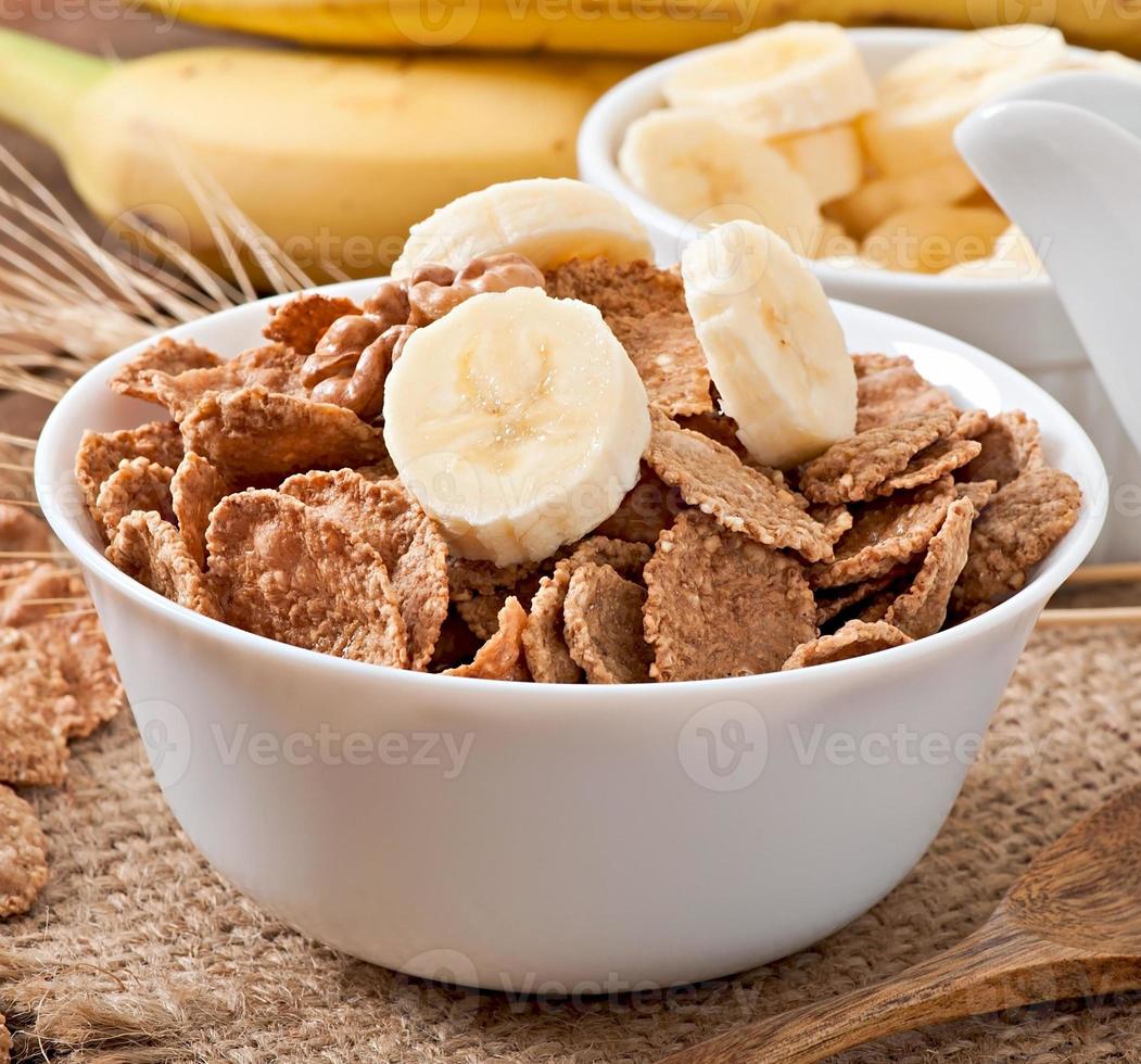 colazione sana - muesli integrale in una ciotola bianca foto