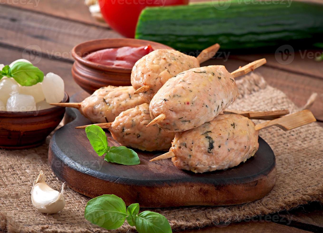 kebab di pollo tritato con aneto e prezzemolo foto