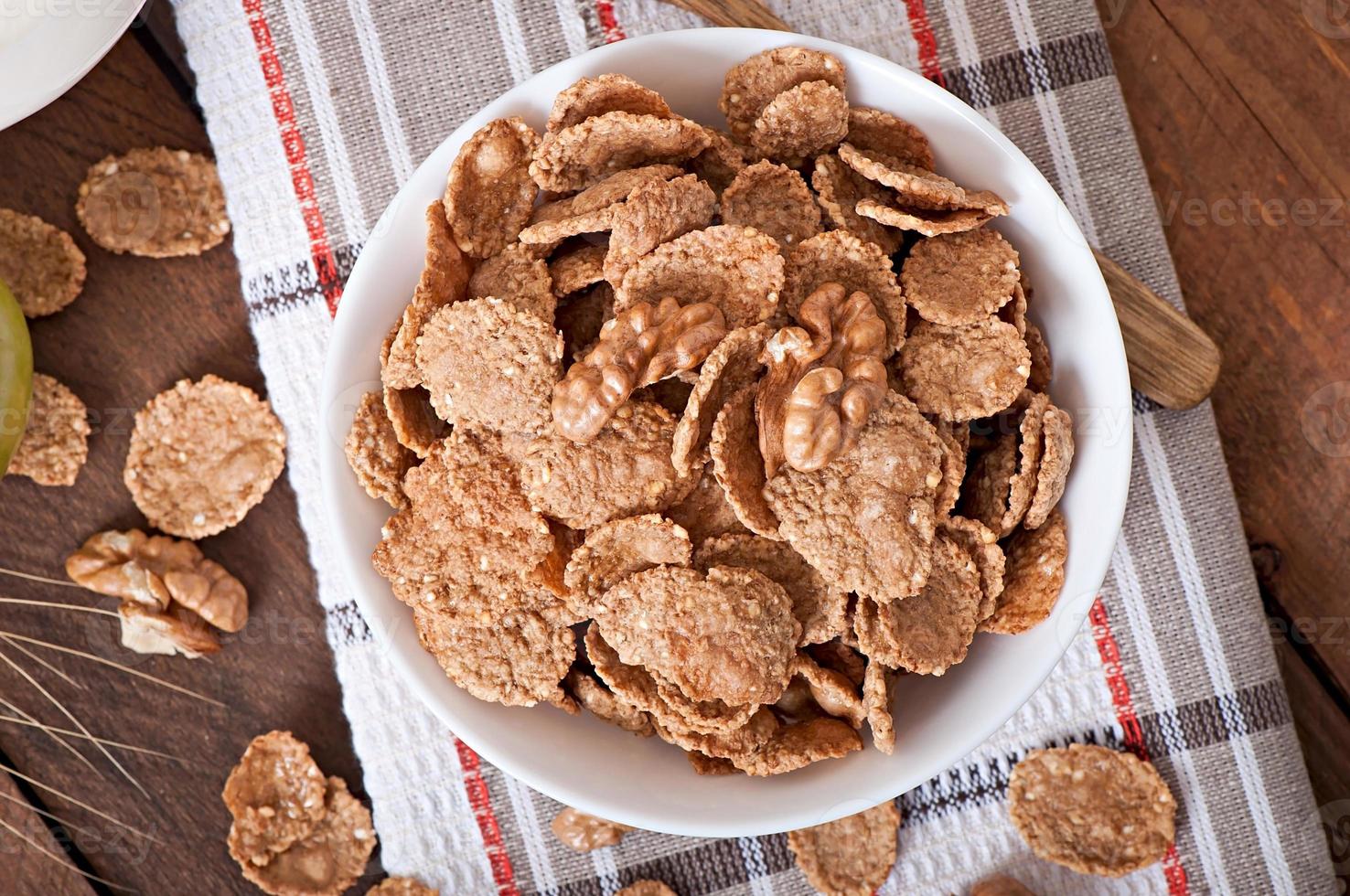 colazione sana - muesli integrale in una ciotola bianca foto