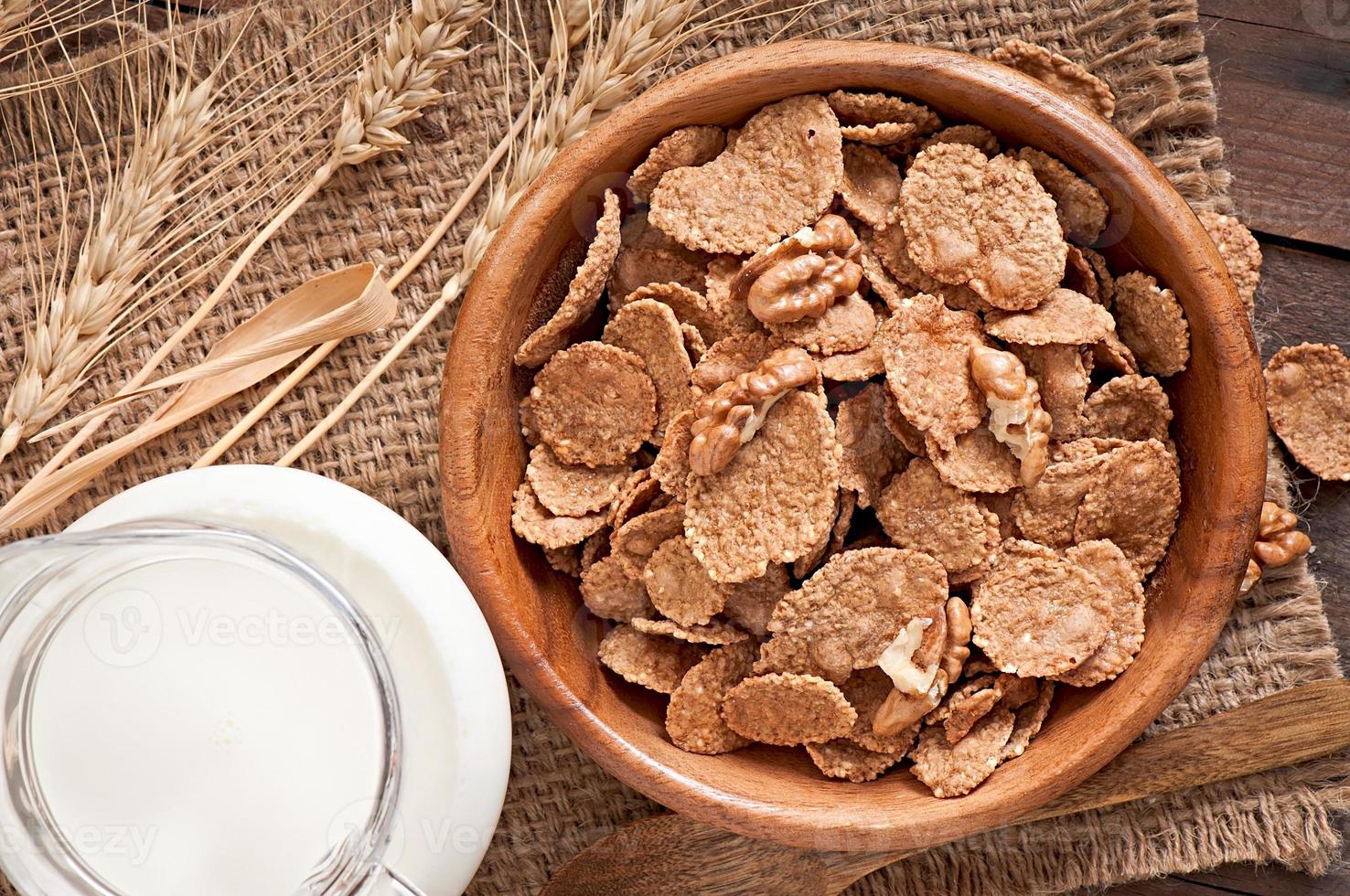 colazione sana - muesli integrale con una noce in una ciotola di legno foto