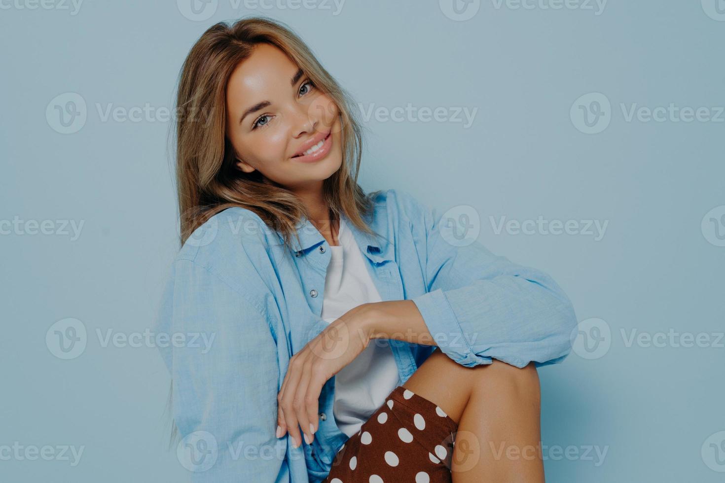 studio fotografico di adorabile giovane donna in uscita con i capelli lunghi foto