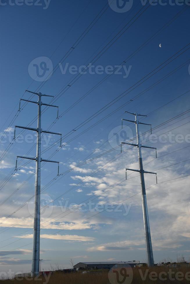 linee elettriche contro un cielo di prateria foto