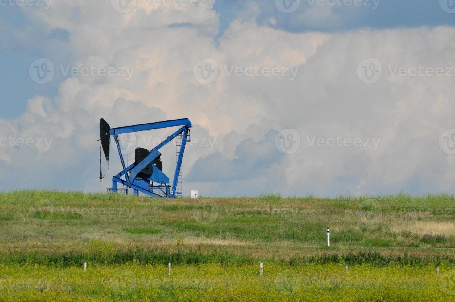 locazione di petrolio contro le nuvole foto