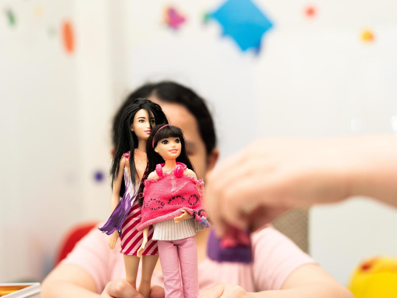 bangkok, tailandia, feb 02,2022-ragazza gioca a bambole barbie foto