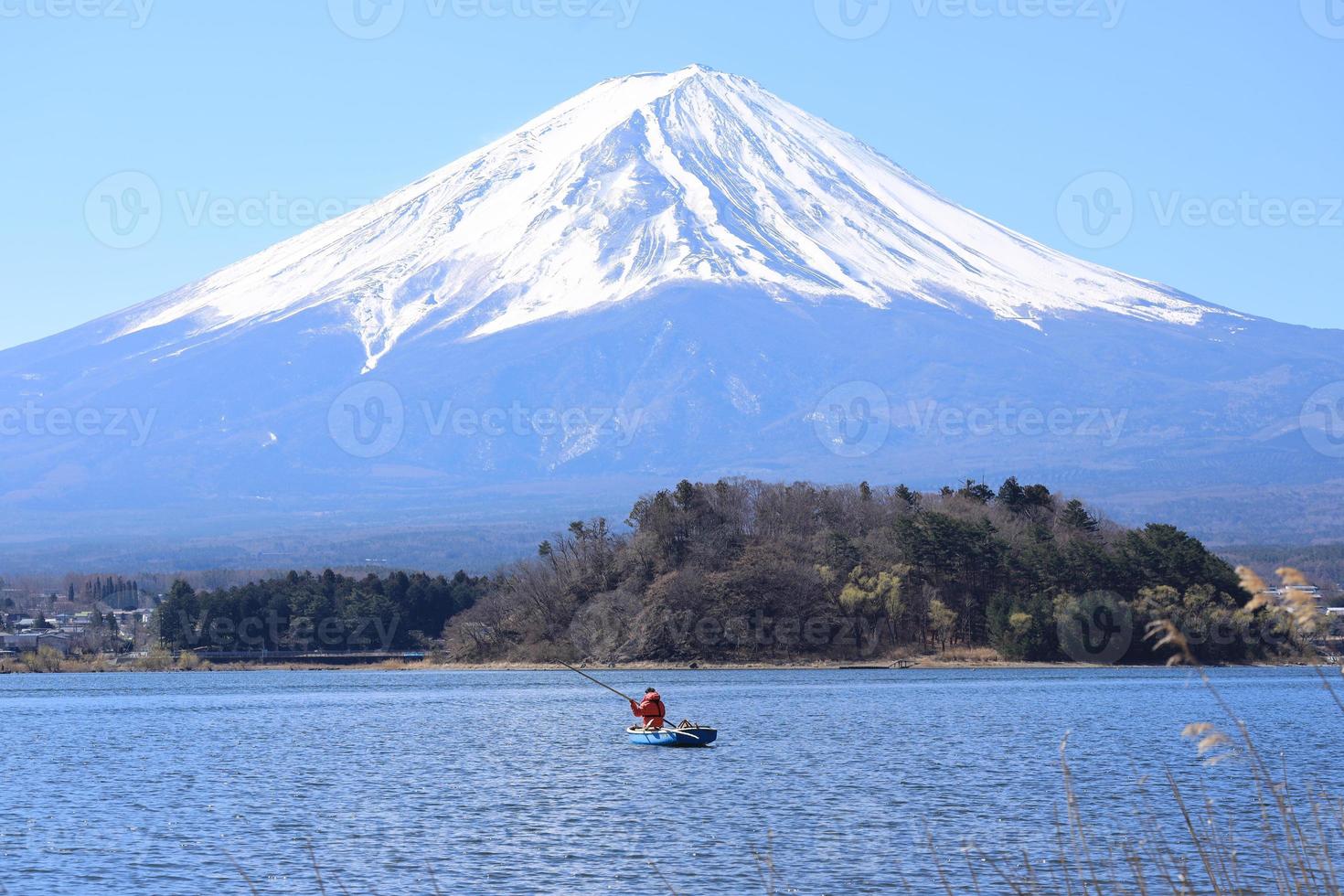 scenario bellissimo paesaggio della montagna fuji e del lago kawaguchi ad aprile. Giappone. foto