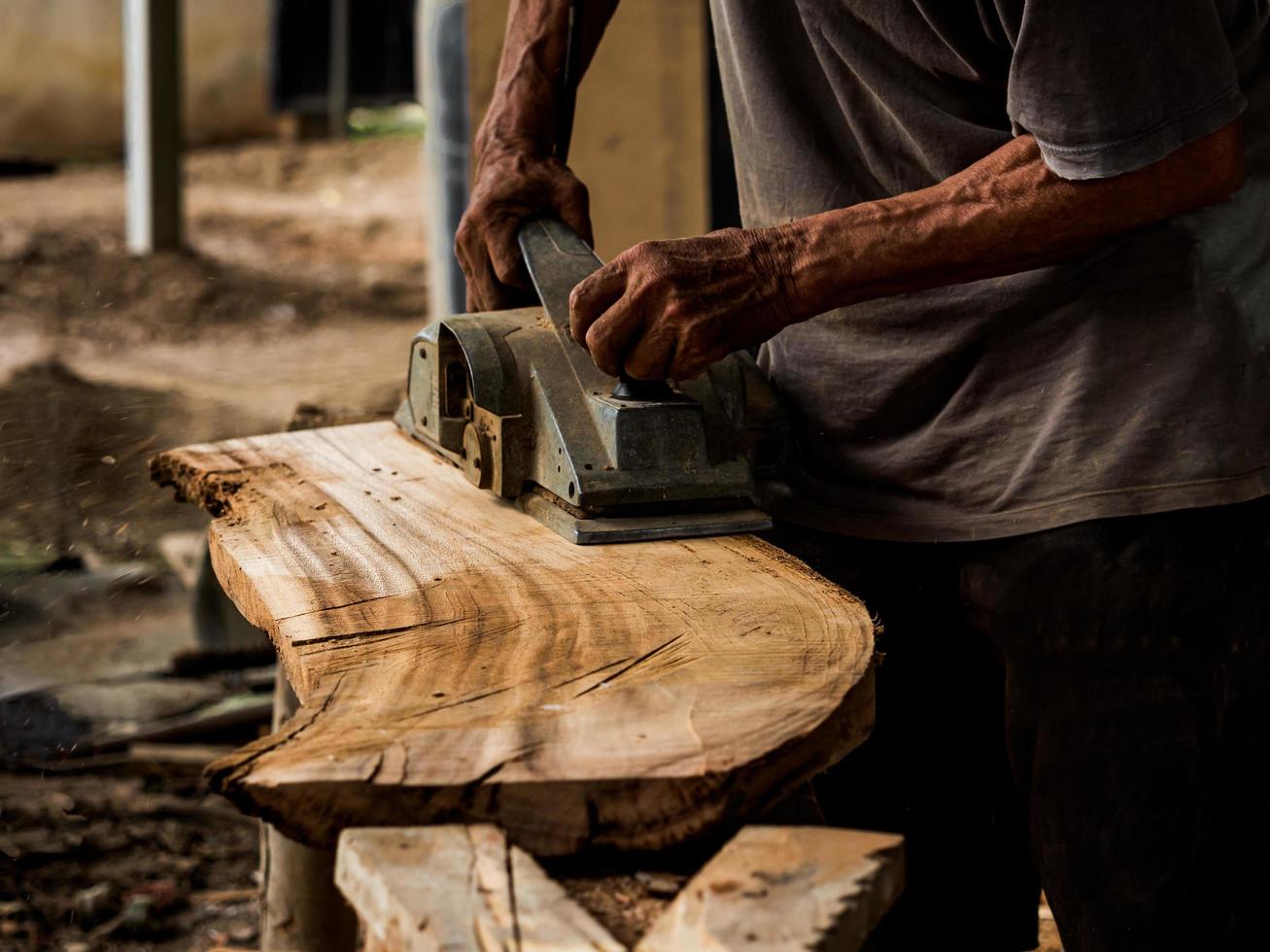 i tecnici professionisti in fabbrica utilizzano utensili elettrici per lucidare il legno foto