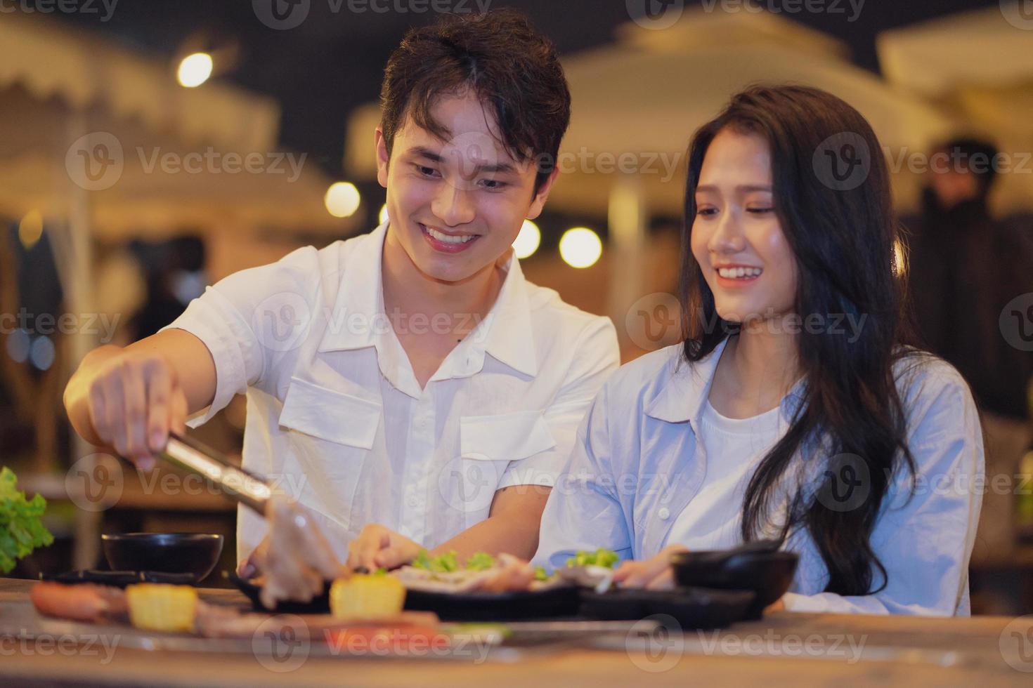 immagine della giovane coppia asiatica che mangia la cena insieme foto