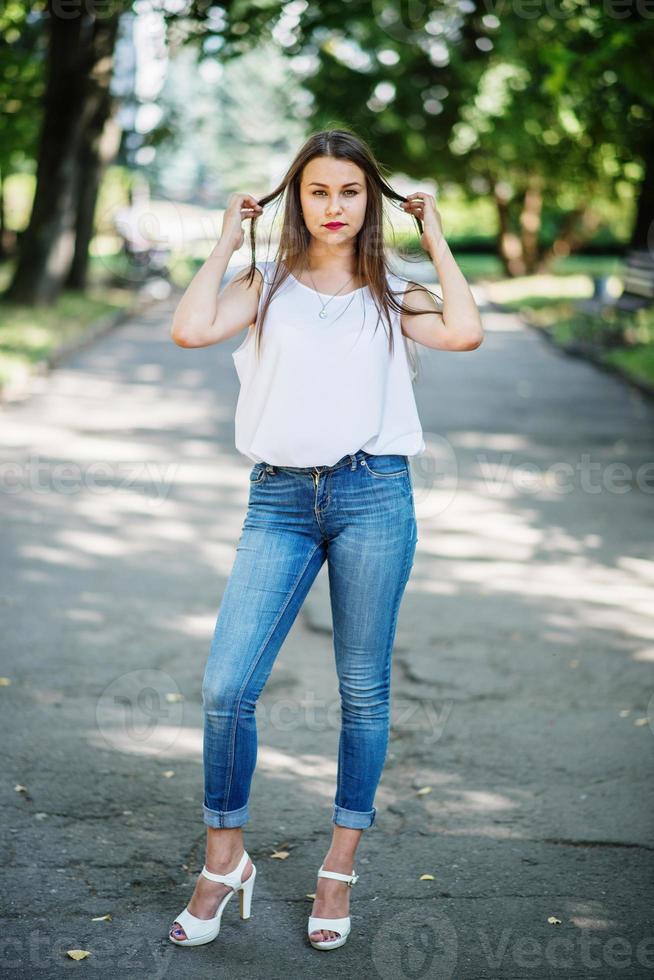 ritratto ravvicinato di una fantastica giovane modella in posa nel parco in una giornata di sole. foto