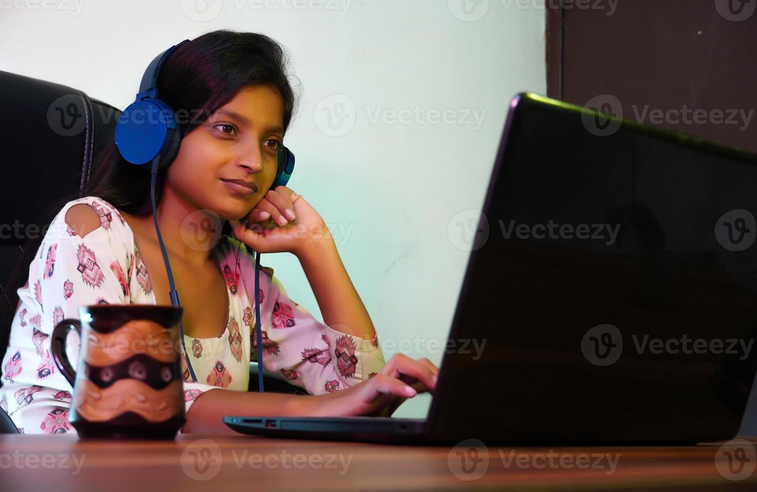 studentessa indiana che prende lezioni online per studiare all'estero foto