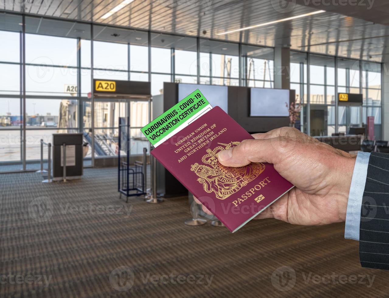 concetto di certificato immunitario covid-19 e passaporto britannico per mostrare la vaccinazione per il virus in aeroporto foto