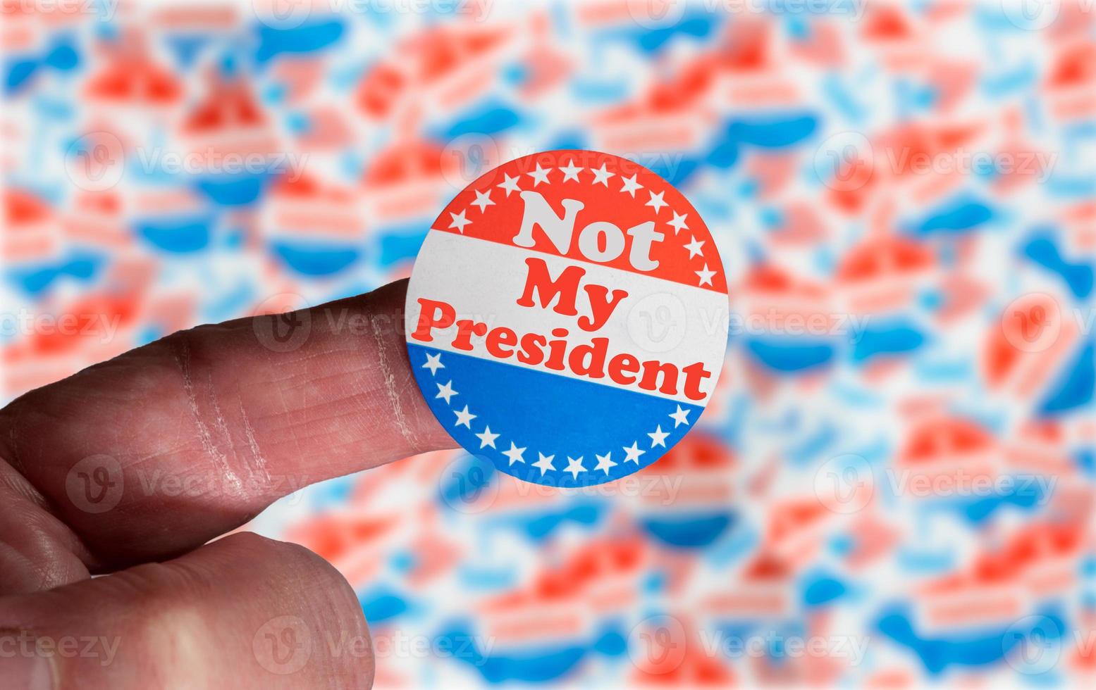 adesivo della campagna sul dito che dice che non è il mio presidente in discussione per il voto legale foto