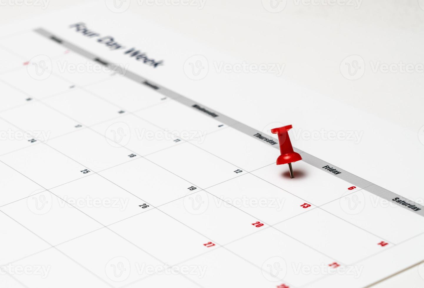 calendario che illustra una settimana lavorativa di quattro giorni con il venerdì come giorno di vacanza foto
