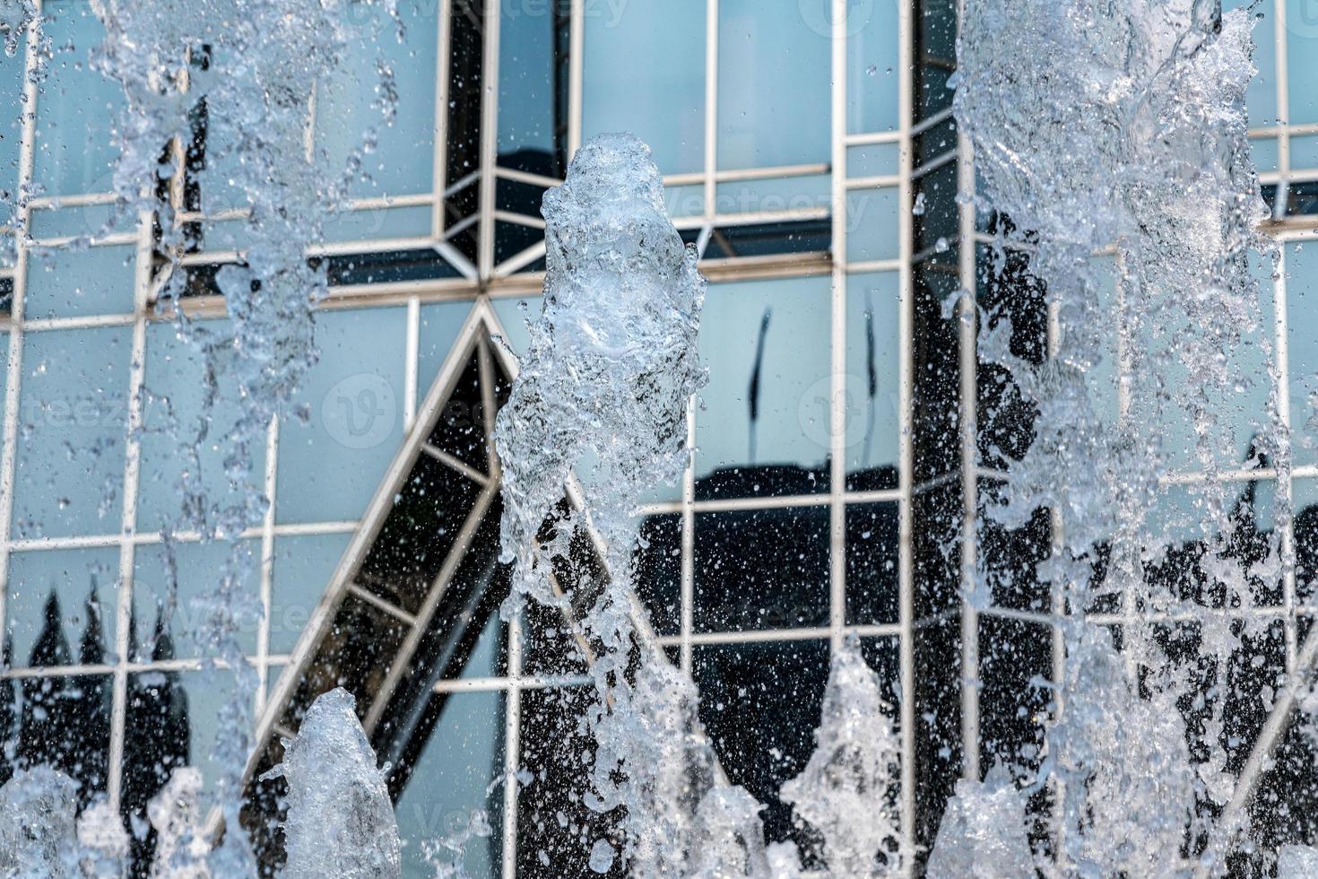 acqua ghiacciata della fontana dalla moderna architettura futuristica nel centro di pittsburgh foto